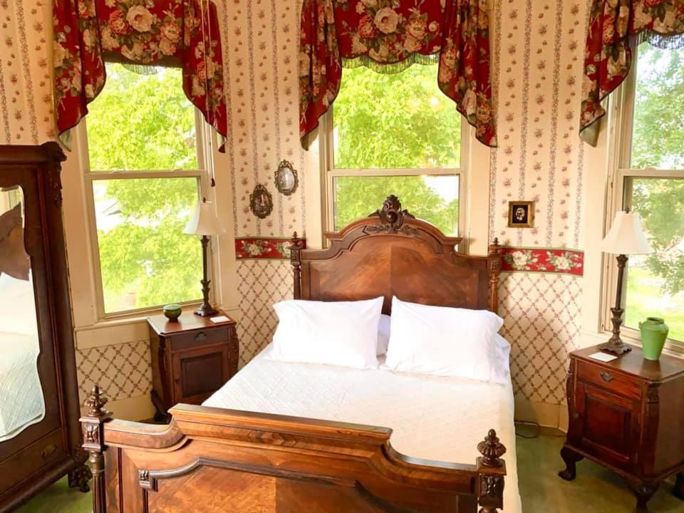 Four Winds Victorian Venue & Suites Bonham Экстерьер фото